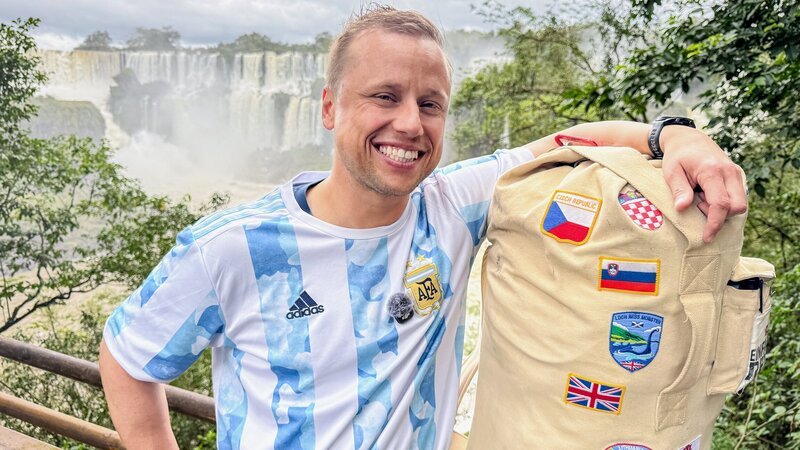 Jan Fitze bei den Iguazú-Wasserfällen. – Bild: SRF