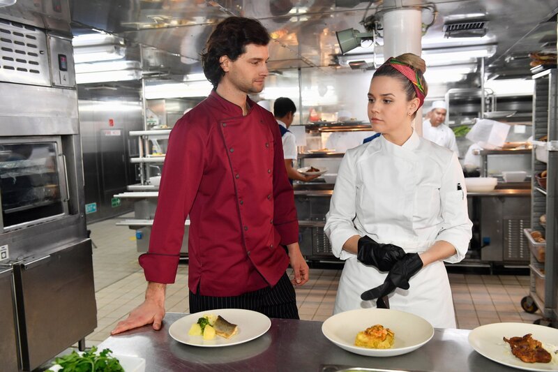 Ausgerechnet Leon Müller (Aaron Karl) wird Isabell Wagners (Nele Schepe) neuer Chefkoch. – Bild: SRF/​ZDF/​Dirk Bartling