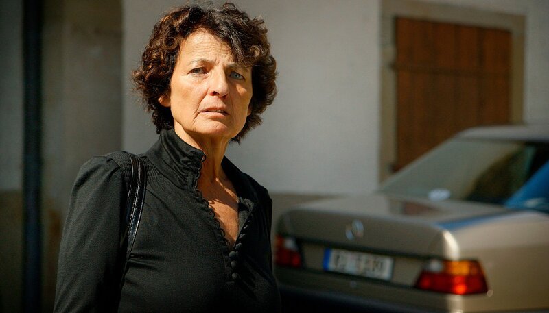 Am Tag der Beerdigung ihres Mannes ist Elisabeth (Franziska Küpferle) weniger mit Trauer beschäftigt als mit Befürchtungen, welche Folgen das unselige Testament haben wird und ob ihre mühsam verborgenen Geheimnisse auch verborgen bleiben. – Bild: SWR/​Fortune Cookie Filmproduction