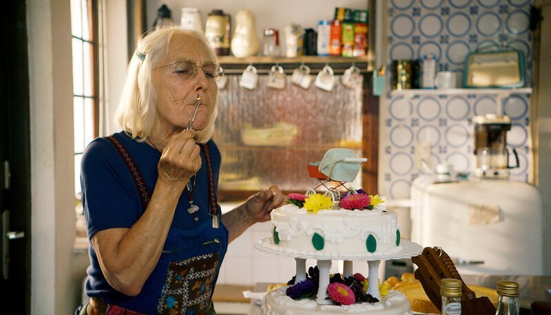 Oma Anni (Sabine Hahn) ist es sehr wichtig, dass ihr neues Urenkelkind ordentlich getauft wird. Mit großem Einsatz hat sie auch schon alles für eine Feier vorbereitet. Fehlt nur noch das Einverständnis der Kindesmutter. – Bild: SWR, Fortune Cookie Filmproduction