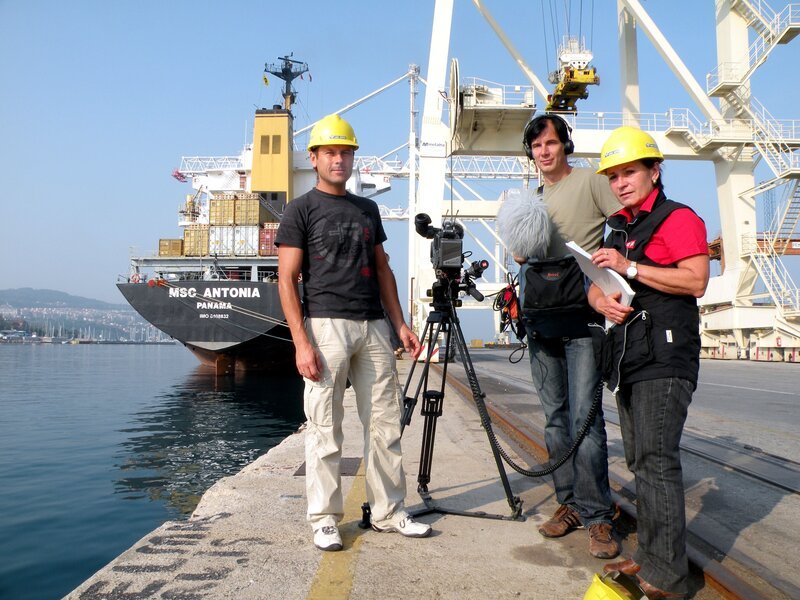 Kameramann Andreas Sacherer, Kamerassistent Georg Ulbing und Redakteurin Gabi Reuther beim Dreh in Koper. – Bild: ORF/ORF-K/Ber Kameramann Andreas Sacherer, Kamerassistent Georg Ulbing und Redakteurin Gabi Reuther beim Dreh in Koper. – Bild: ORF/ORF-K/Ber