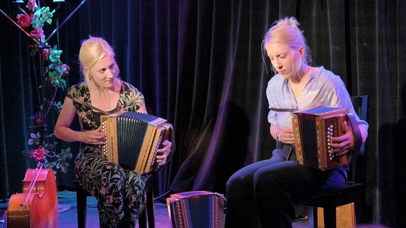 Auftritt in der Café Bar MOKKA in Thun: Kristina und Evelyn Brunner – Bild: SRF