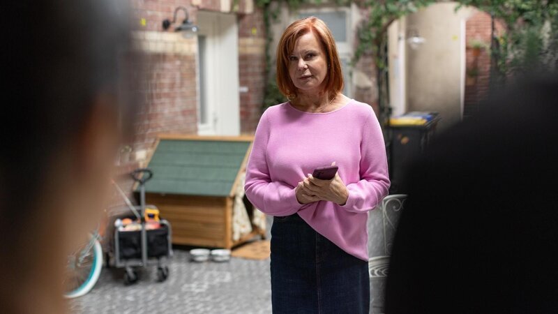 Irene (Petra Blossey) trommelt die Hausbewohner zusammen, um ihren Zusammenhalt zu beschwören. – Bild: RTL