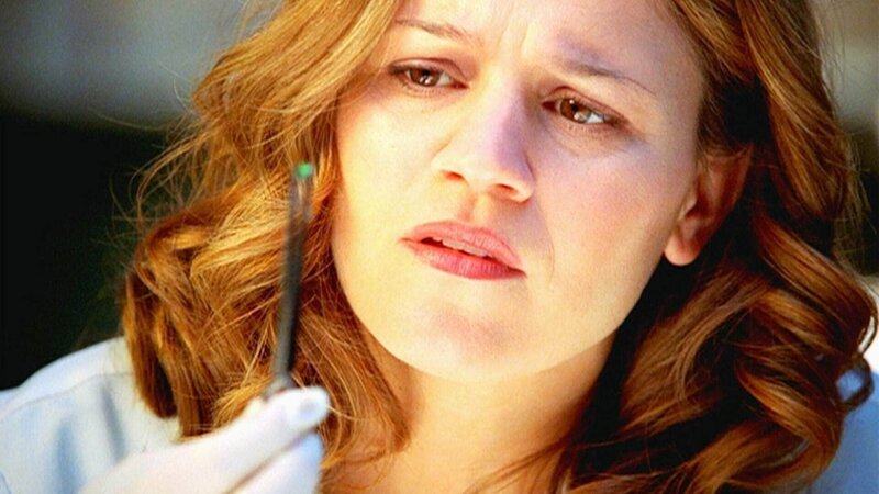 Lindsay Monroe (Anna Belknap) untersucht den Fall eines getöteten Starkochs. An seiner Leiche wurde eine mit Edelsteinen besetzte Kakerlake gefunden. – Bild: MG RTL D /​ CBS
