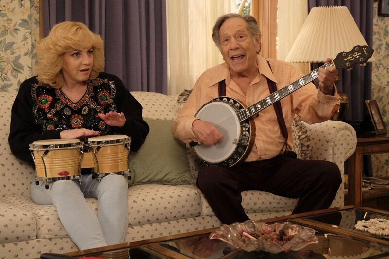 Beverly Goldberg (Wendi McLendon-Covey, l.); Albert „Pops“ Solomon (George Segal, r.) – Bild: Sony Pictures Television Inc.