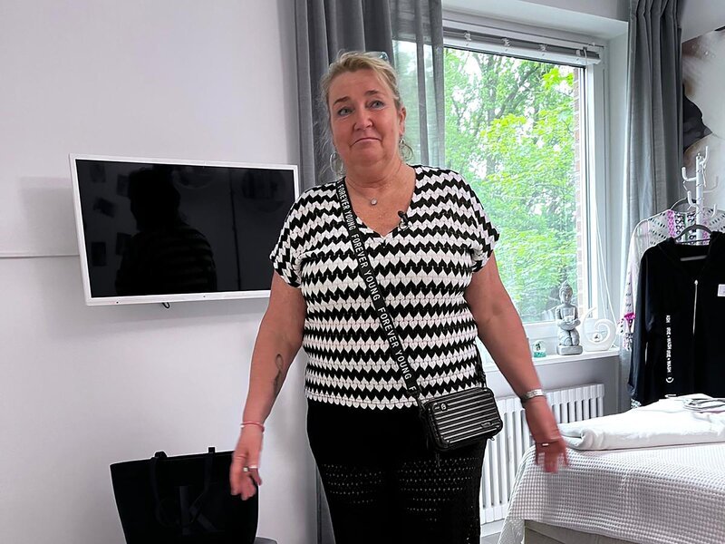 Kandidatin Gaby – Bild: RTL /​ Constantin Ent. /​ Motto in Düsseldorf: Gewagte Kombi! Kreiere einen Sommerlook mit Sandalen und Socken!, Tag 5: Gaby