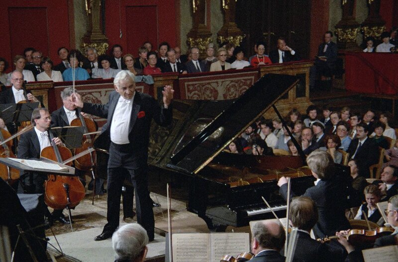 Leonard Bernstein dirigiert bei der Aufführung des zweiten Klavierkonzerts von Johannes Brahms (1984). – Bild: Unitel