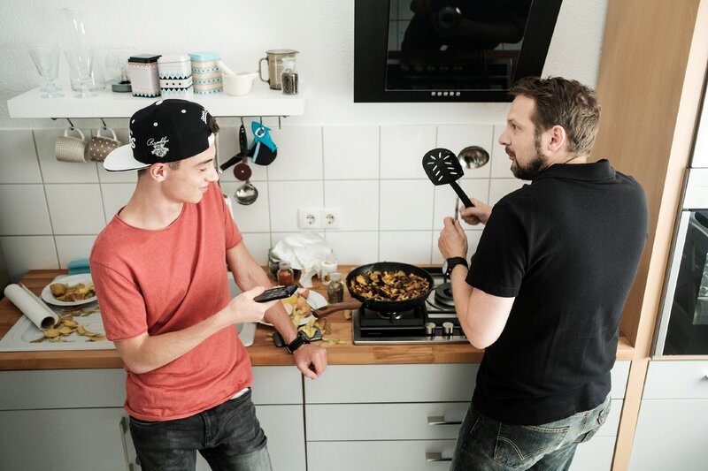 Kaan (Moritz Reinisch, l.) und Dirk (Jens Kipper) versuchen zu kochen und scheitern kläglich. – Bild: MG RTL D /​ Stefan Behrens