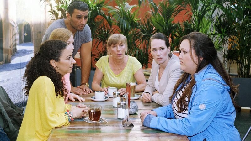 Nadine (Sarah Schlaow, r.) versucht tapfer, ihre Enttäuschung über den nicht stattfindenen Heiratsantrag vor den Freundinnen zu verbergen. – Bild: RTL