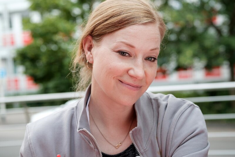 Tina (Franziska Arndt) kann an niemand anderen mehr denken als Christian und legt sich eine Strategie zurecht, wie sie ihn am besten beeindrucken kann. – Bild: MG RTL D /​ Stefan Behrens