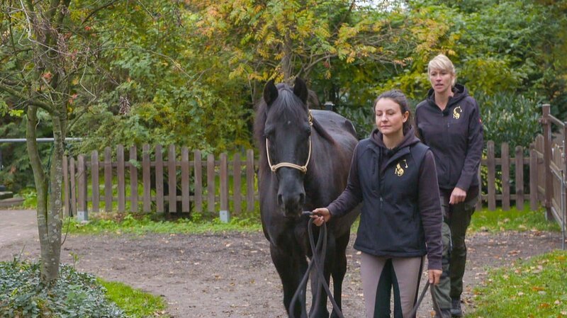 Katja Schnabel mit Co-Trainerin Nele-Marie Schmid (vorne). – Bild: TVNOW /​ Mina Tv