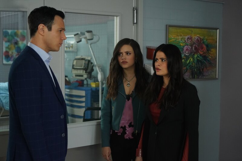 (v.l.n.r.) Harry Greenwood (Rupert Evans); Maggie Vera (Sarah Jeffery); Mel Vera (Melonie Diaz) – Bild: The CW Network, LLC. All rights reserved. /​ Shane Harvey