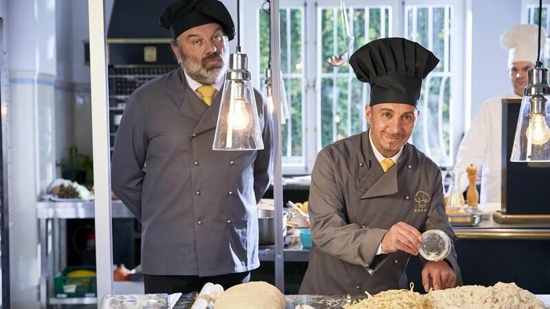 Charles (Waldemar Kobus) und Semir (Erdogan Atalay) haben sich – als Hilfsköche getarnt – auf die Verkaufsveranstaltung eines Waffenhändlers eingeschleust. – Bild: MG RTL D /​ Guido Engels