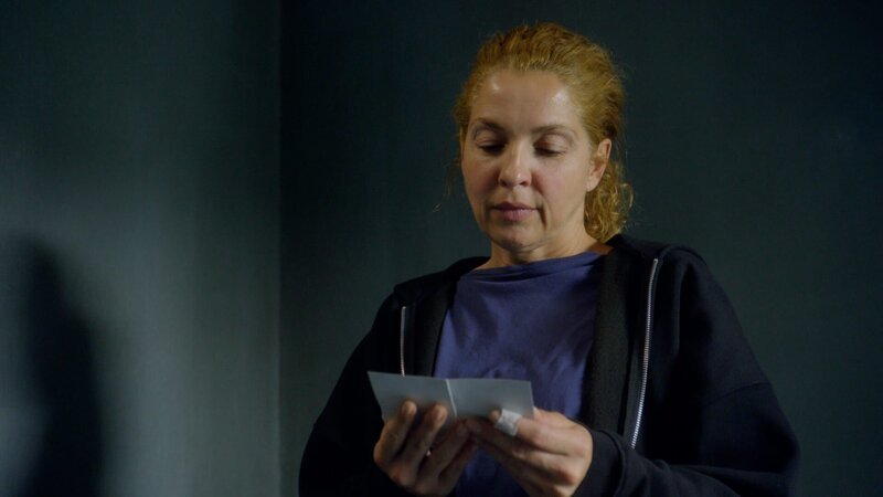 Nina (Maria Wedig) zwischen Angst und Hoffnung. – Bild: RTL