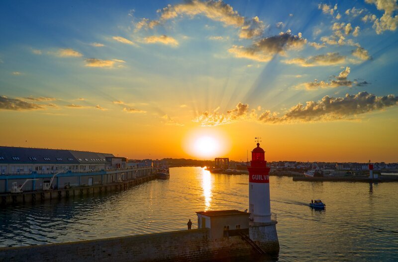 Sonnenuntergang in Guilvinec, einer Gemeinde im französischen Département Finistère – Bild: MedienKontor/​Stéphane Nicolle /​ Sonnenuntergang in Guilvinec, einer Gemeinde im französischen Département Finistčre
