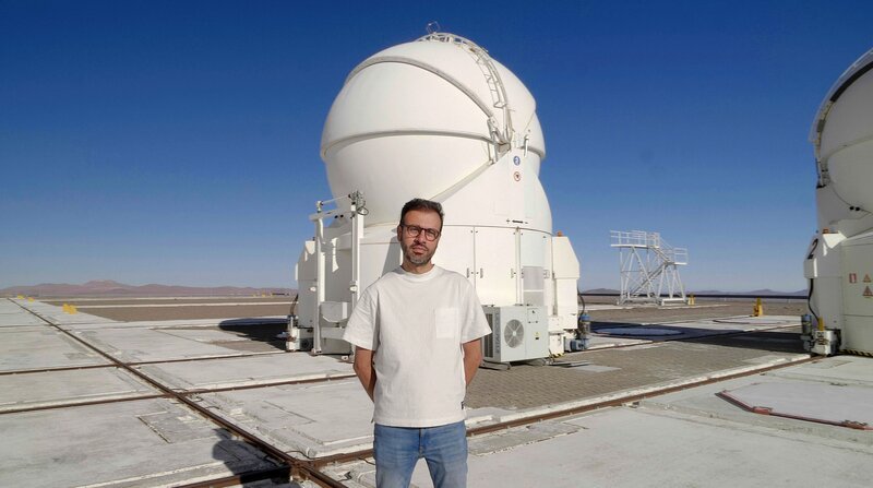 Elyar Sedaghati ist Astronom am Paranal-Observatorium der Europäischen Südsternwarte ESO in der Atacama-Wüste im Norden Chiles. Der Astronom arbeitet am berühmten „Very Large Telescope“. – Bild: NDR/​Jürgen Hansen/​Prospect TV /​ ZDF
