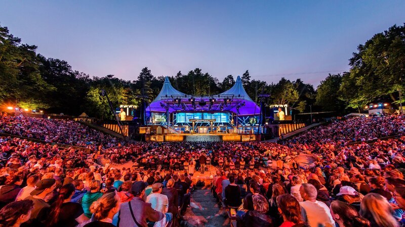 Der „King of Comedy“ Mario Barth feiert sein 20. Bühnenjubiläum mit einer spektakulären Show auf der Berliner Waldbühne (Archivfoto). Seine Fans hatten sich ein Reload der allerersten Bühnenshow „Männer sind Schweine, Frauen aber auch“ des 11-fachen Comedypreisträgers anlässlich des Jubiläums gewünscht. Lachen nonstop bei Bilderbuchwetter. – Bild: RTL /​ Sebastian Drüen