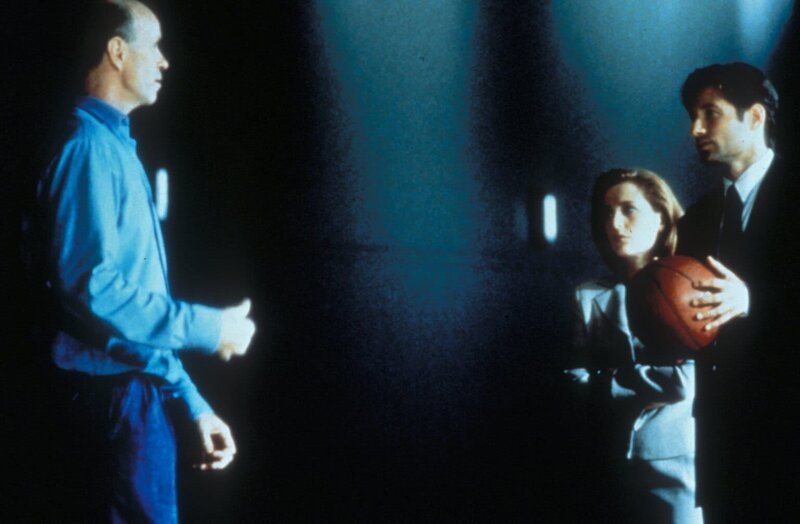 Scully (Gillian Anderson, M.) und Mulder (David Duchovny, r.) versuchen, von dem mehrfachen Kindermörder Roche (Tom Noonan, l.) zu erfahren, wo er seine Opfer vergraben hat. – Bild: ProSieben MAXX