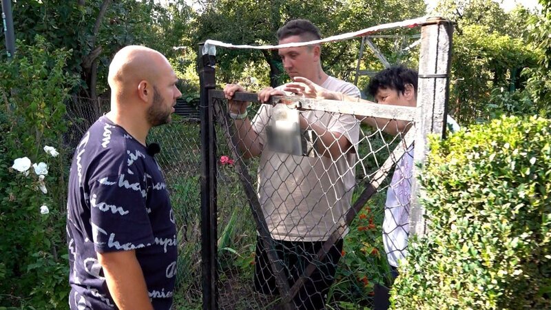 Die Neugärtner Ronny und Steffen möchten den Nachbarn Wolfgang und Elke bei der Gartentorreparatur helfen. Leider ist das Vorhaben komplizierter als gedacht. – Bild: RTL Zwei