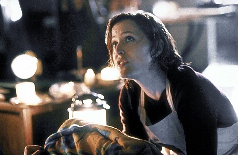 Scully (Gillian Anderson) gerät während eines Hurrikans in Lebensgefahr. – Bild: ProSieben MAXX