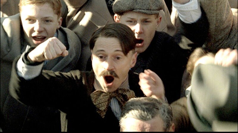 Von der Wiener Kunsthochschule abgewiesen und im Ersten Weltkrieg zu kleinem Ruhm gekommen schließt sich der fanatische Patriot Adolf Hitler (Robert Carlyle) der NSDAP an. – Bild: c/​RTL II