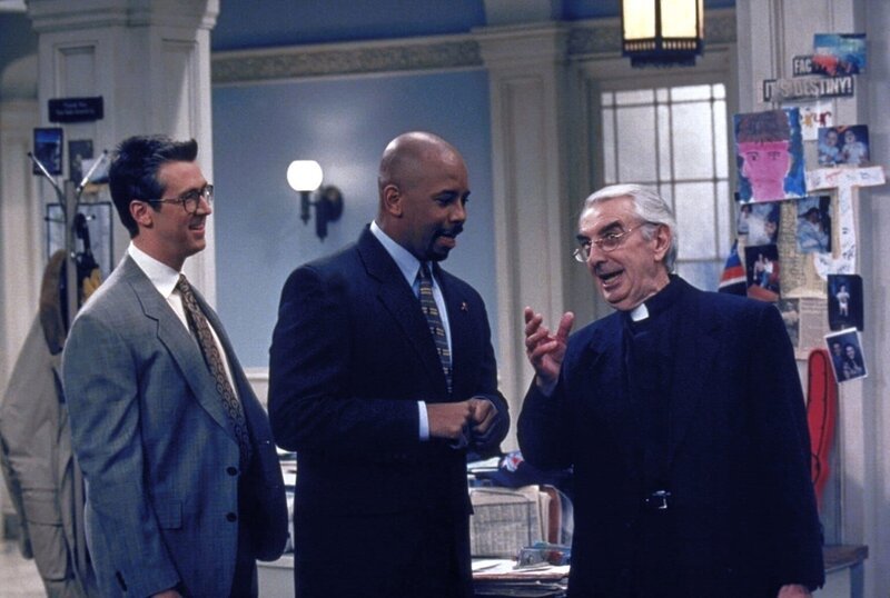 Stuart (Alan Ruck, l.) und Carter (Michael Boatman, M.) besprechen die Vorbereitungen für die Hochzeit mit dem zuständigen Pater Larry (Milo O’Shea, r.). – Bild: ProSieben Fun