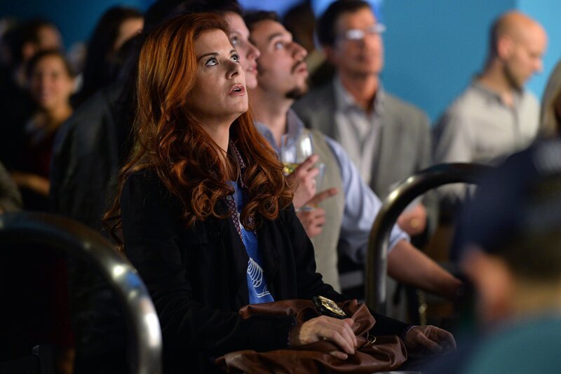 Der erfolgreiche Fruchtbarkeitsmediziner Dr. Karl Forster wird vermisst. Ein erster Hinweis führt Laura (Debra Messing) auf die Rennbahn, denn offenbar war der Arzt ein Fan von Pferdewetten … – Bild: Warner Bros. Entertainment, Inc.