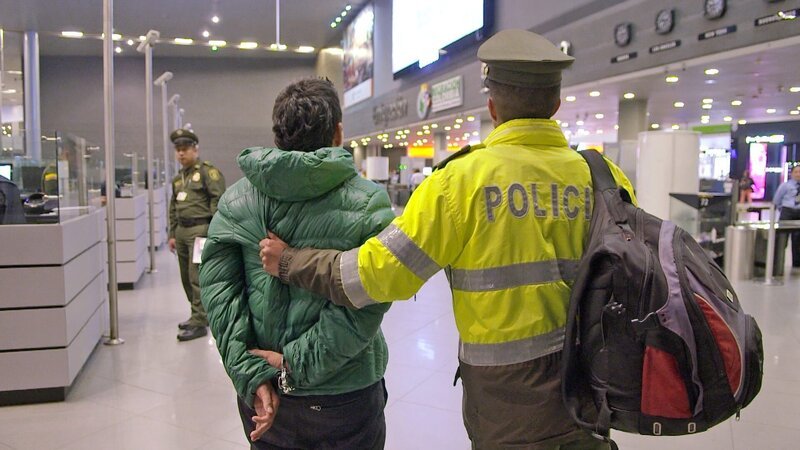 BOGOTA, COLOMBIA- The detainee escorted. El detenido espera escoltado. – Bild: National Geographic Channels /​ Julián Becker /​ Mario Lazcano