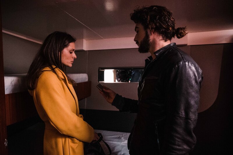 Lorenzo (Giacomo Giorgio) konfrontiert Paola (Raffaella Rea), die Ehefrau von Tano, mit etwas, das er auf dem Boot gefunden hat und was offenbar Tano gehört. – Bild: Fremantle Distribution