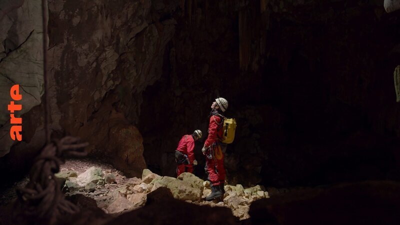 Die Speläologin Christina Lopes erforscht die Höhlen im Naturpark. – Bild: Arte