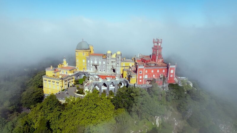 Der Palacio de Pena im Nebelmeer. – Bild: Arte