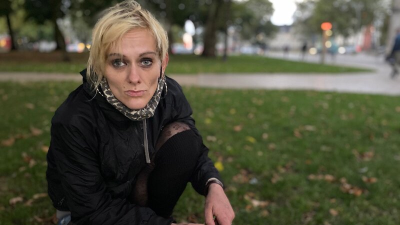 Anna hat mit psychischen und körperlichen Problemen zu kämpfen. Eine medizinische Diagnose beunruhigt die 35-Jährige und ist auch der Grund, dass von ihren kleinen Fortschritten, die sie im vergangenen Jahr gemacht hat, nicht mehr viel zu erkennen ist. Ihre anfängliche Zuversicht ist verflogen. – Bild: RTLZWEI
