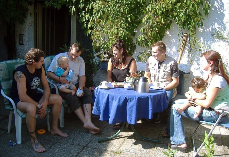 Die Geschwister Sonja und Doris aus Perlesreut im Bayerischen Wald leben mit ihren Familien gemeinsam auf dem elterlichen Hof. Für die beiden Babies brauchen die frischgebackenen Eltern Platz; die geplanten Kinderzimmer sind vollgestellt mit alten Sachen ihrer verstorbenen Eltern und Großeltern. Experte Otto macht sich auf den Weg in den Bayerischen Wald. – Bild: RTL II