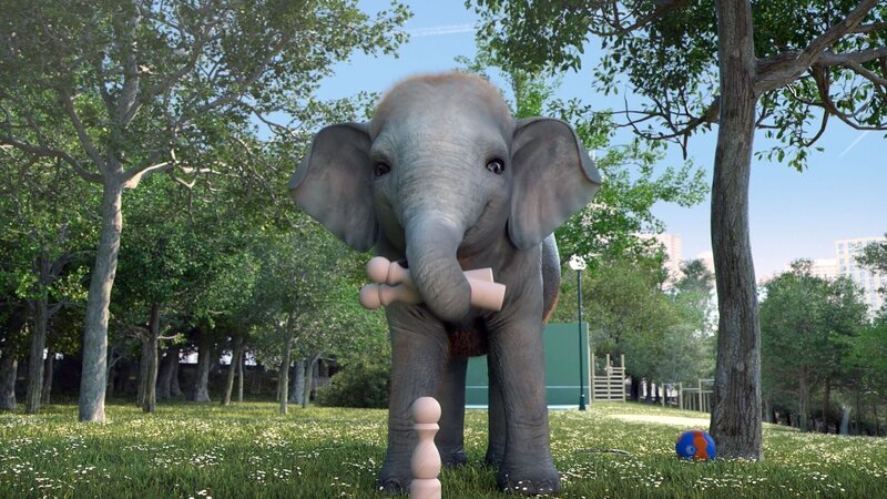Das Elefantenbaby möchte beim Picknick im Park lieber spielen, während seine Eltern es sich bei einem Gläschen gemütlich machen wollen. – Bild: Cube Creative Productions
