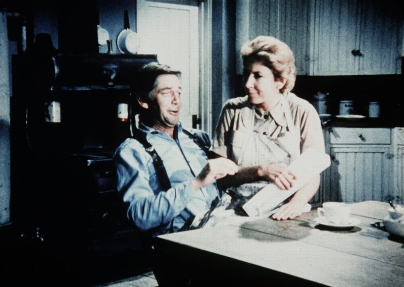John (Ralph Waite, l.) und Olivia Walton (Michael Learned, r.) beratschlagen, was mit den Zirkusleuten geschehen soll, die sich in ihrer Scheune eingenistet haben. – Bild: Sat.1 Gold