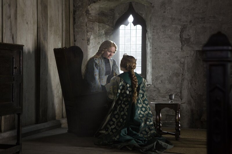 Dowager Queen Elizabeth (Essie Davis, l.); Elizabeth of York (Jodie Comer, r.) – Bild: 2017 Starz Entertainment LLC. All Rights Reserved. Lizenzbild frei