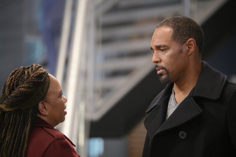 Dr. Miranda Bailey (Chandra Wilson, l.); Dr. Ben Warren (Jason George, r.) – Bild: 2024 American Broadcasting Companies, Inc. All rights reserved. /​ Anne Marie Fox Lizenzbild frei