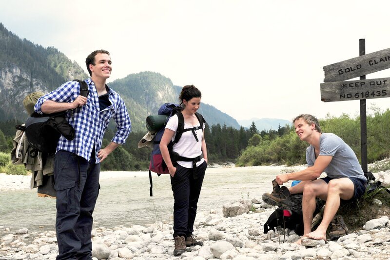 Die drei Goldsucher Xaver (Jan van Weyde, l.), Kira (Mareike Lindenmeyer, M.) und Martin (David Paryla, r.) sind an ihrem kanadischen Ziel angekommen. – Bild: ARD/​Ann Paur