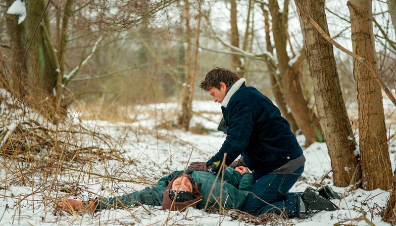 Jonas (r. Patrick Schlegel) und Simon (l. Thore Lüthje) haben sich im Wald verlaufen, als Simon plötzlich zusammenbricht. Jonas weiß nicht, was er tun soll. – Bild: NDR