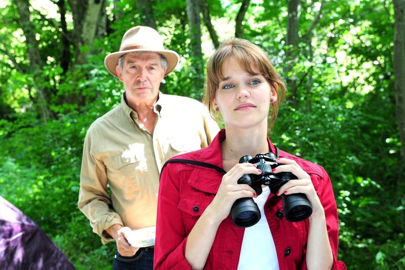 André (Joachim Lätsch, l.) hat sich an Sabrinas (Sarah Elena Timpe, r.) Fersen geheftet und folgt ihr nach Kanada. – Bild: ARD/​Ann Paur