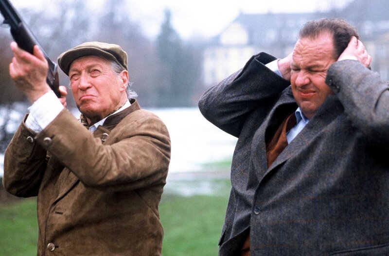 „Der Pfundskerl – Engel, Retter der Senioren“. Im Bild (v.li.): Ernst Stankowski, Ottfried Fischer. – Bild: ORF