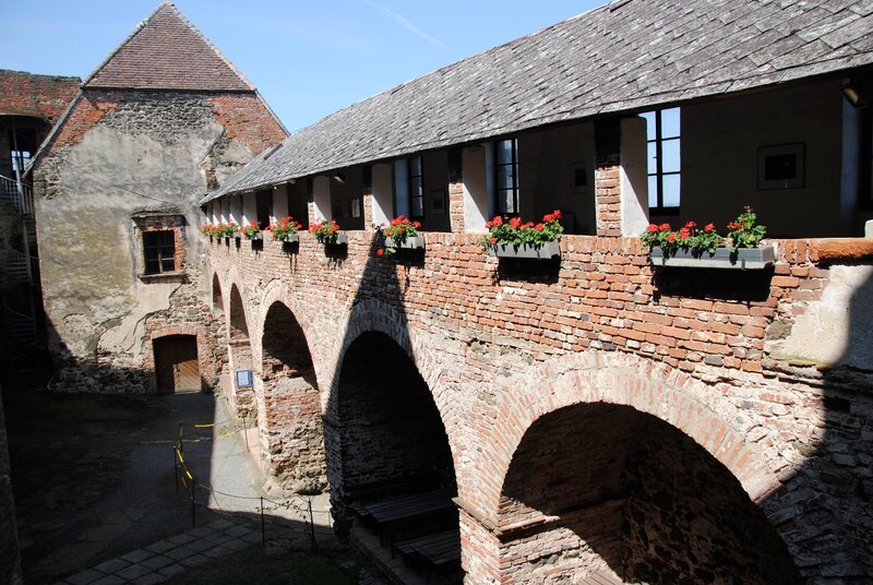 Burg Güssing – Innenhof. – Bild: ORF III