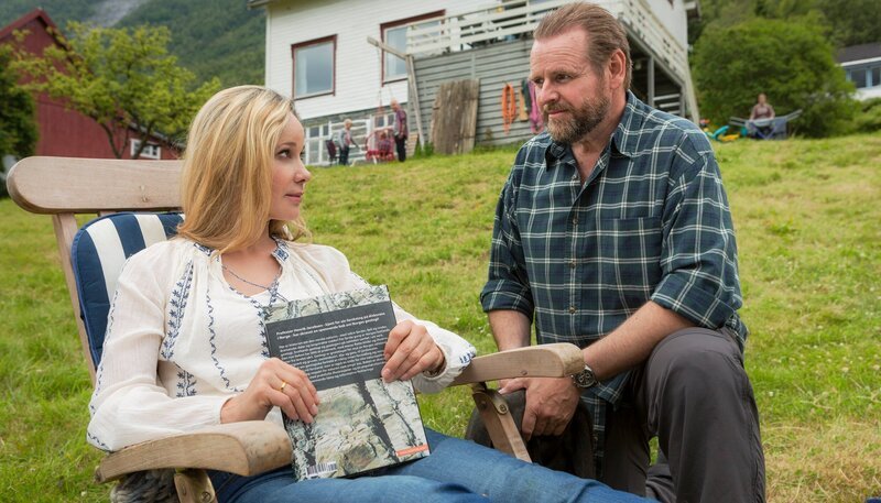 Birthe (Ann-Kathrin Kramer) und Nils (Felix Vörtler) müssen sich aufs Neue füreinander entscheiden. – Bild: ARD Degeto/​Olaf R. Benold