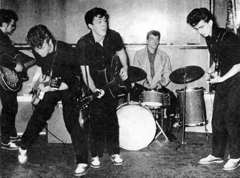 LIVERPOOL: The Silver Beatles (L-R Stu Sutcliffe, John Lennon, Paul McCartney, Johnny Hutch und George Harrison) auf der Bühne in Liverpool England. Der Schlagzeuger Johnny Hutch saß da, weil sie an diesem Tag keinen Schlagzeuger hatten. – Bild: ORF III LIVERPOOL: The Silver Beatles (L-R Stu Sutcliffe, John Lennon, Paul McCartney, Johnny Hutch und George Harrison) auf der Bühne in Liverpool England. Der Schlagzeuger Johnny Hutch saß da, weil sie an diesem Tag keinen Schlagzeuger hatten. – Bild: ORF III