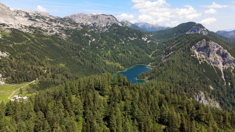 Hohe Berge und klare Wasser prägen diese Landschaft - mal spektakulär, mal verträumt. – Bild: SPLASH / ORF Hohe Berge und klare Wasser prägen diese Landschaft - mal spektakulär, mal verträumt. – Bild: SPLASH / ORF