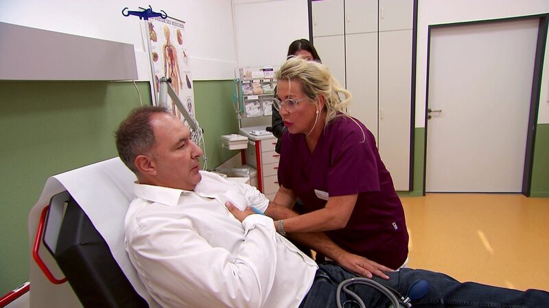 Ein Bauunternehmer bricht während seiner Behandlung plötzlich mit Brustschmerzen zusammen … – Bild: RTLZWEI