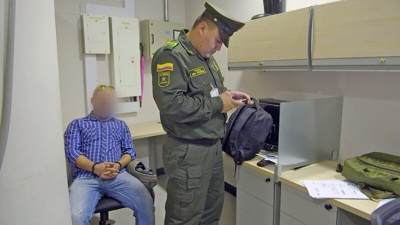 Ein Beamter erfasst die Habseligkeiten eines Häftlings – Bild: RTL