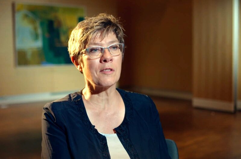 Als Bundesverteidigungsministerin hat Annegret Kramp-Karrenbauer ein Gesetz zur Rehabilitierung diskriminierter Homosexueller auf den Weg gebracht und sich bei den Betroffenen entschuldigt. – Bild: SWR/Alexander Hein Als Bundesverteidigungsministerin hat Annegret Kramp-Karrenbauer ein Gesetz zur Rehabilitierung diskriminierter Homosexueller auf den Weg gebracht und sich bei den Betroffenen entschuldigt. – Bild: SWR/Alexander Hein