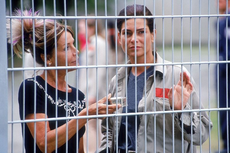 Nach ihrer Rückkehr verteilt Jeanette (Christine Schuberth, li.) grosszügig Geschenke (re. Maren Schumacher). – Bild: MG RTL D