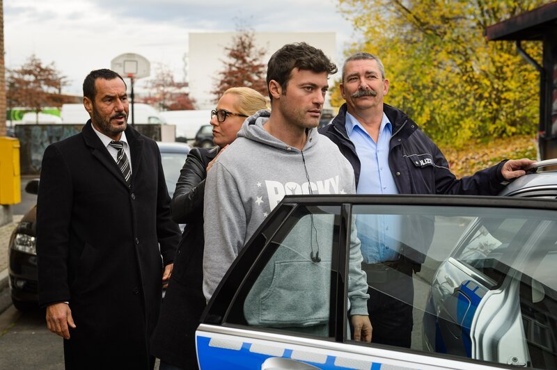 Richard (Silvan-Pierre Leirich, l.) muss machtlos mit ansehen, wie Ben (Jörg Rohde, v.) von Kommissarin Koch (Mareike Eisenstein) und einem Kollegen verhaftet wird. – Bild: RTL